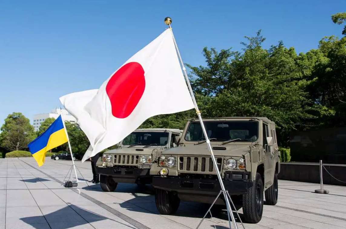Япония военная помощь. Mitsubishi Type 73. Япония и Украина. Тактический автомобиль. Япония помощь Украине.